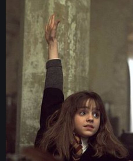 Кадр из фильма, из открытых источников. Гермионой движет не только удерживаясь жажда знаний, а еще и жажда всем эти знания продемонстрировать, показать, насколько  она умна.