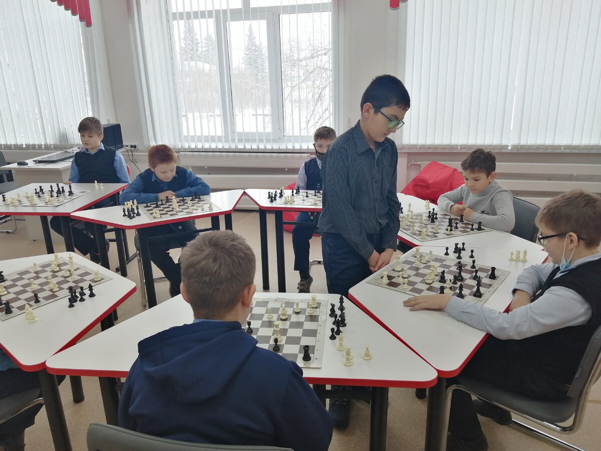 Ученик 6Б класса Карапетян Александр провёл сеансы одновременной игры