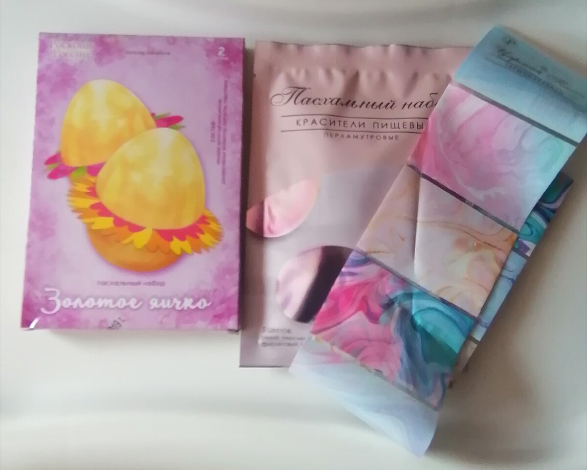 Красители и лента с наклейками