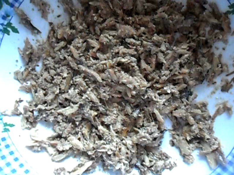 Шпроты размяла вилкой