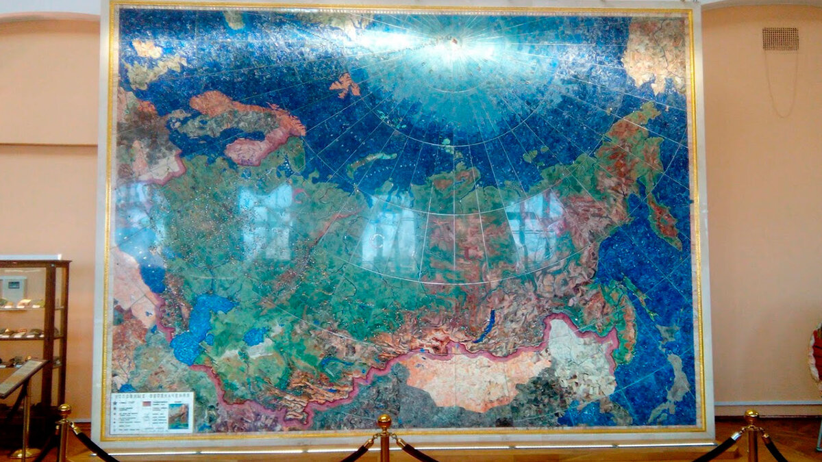 Фото карты из минералов, извиняюсь за качество, но потолок стеклянный, поэтому все сильно бликует.