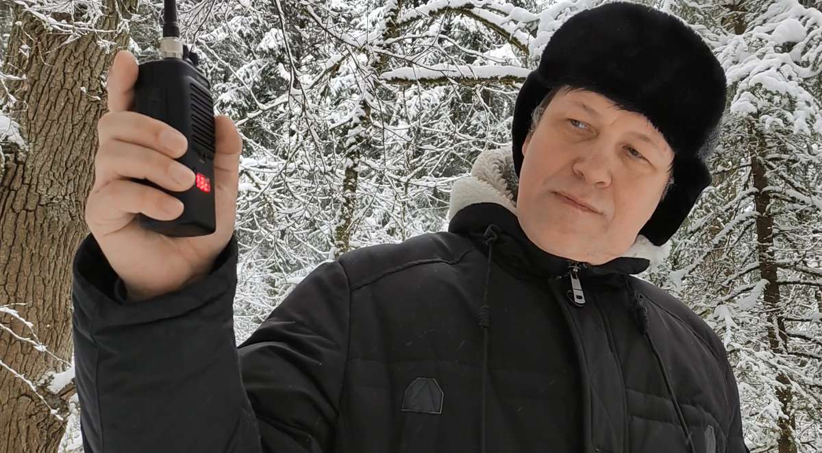 В настоящее время даже вблизи крупных городов загруженность эфирма (при работе с портативными радиостанциями со штатными компактными антеннами) в диапазоне 27 МГц существенно ниже, чем в диапазонах 136-174 МГц и 400-480 МГц