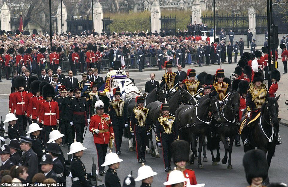 Похороны королевы-матери. 2002 год. Фото ресурса https://www.dailymail.co.uk/news/article-9472089/Queen-decides-none-royal-family-members-wear-military-uniform-Prince-Philips-funeral.html