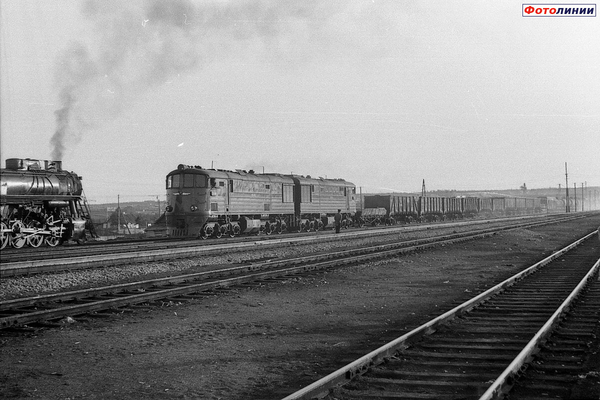 Тепловоз ТЭ3 и паровоз на станции Ухта. 1965 год. Источник: сайт Фотолинии https://railwayz.info/photolines/