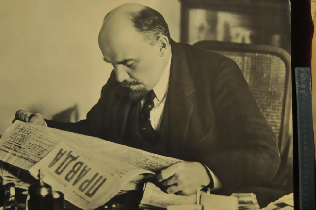 Ленин за столом.