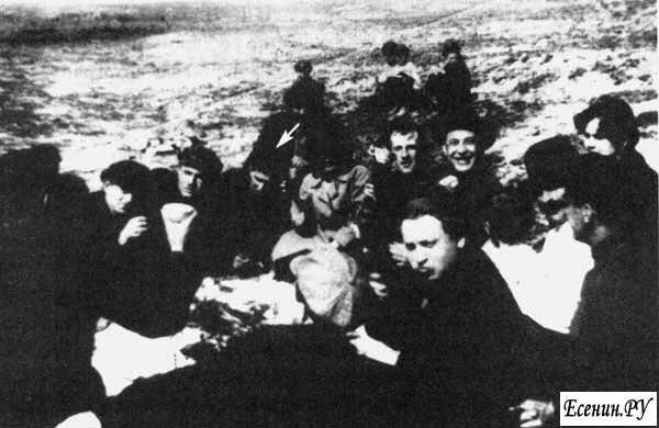 Есенин с бакинскими рабочими на маёвке (1 мая 1925 года)