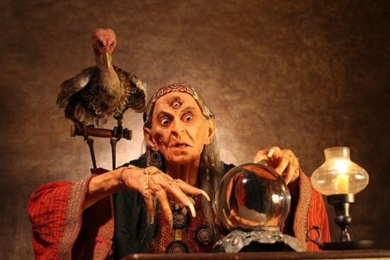 На сегодняшний день гадалка может быть вовсе не пожилой женщиной, а очень даже молодым мужчиной))