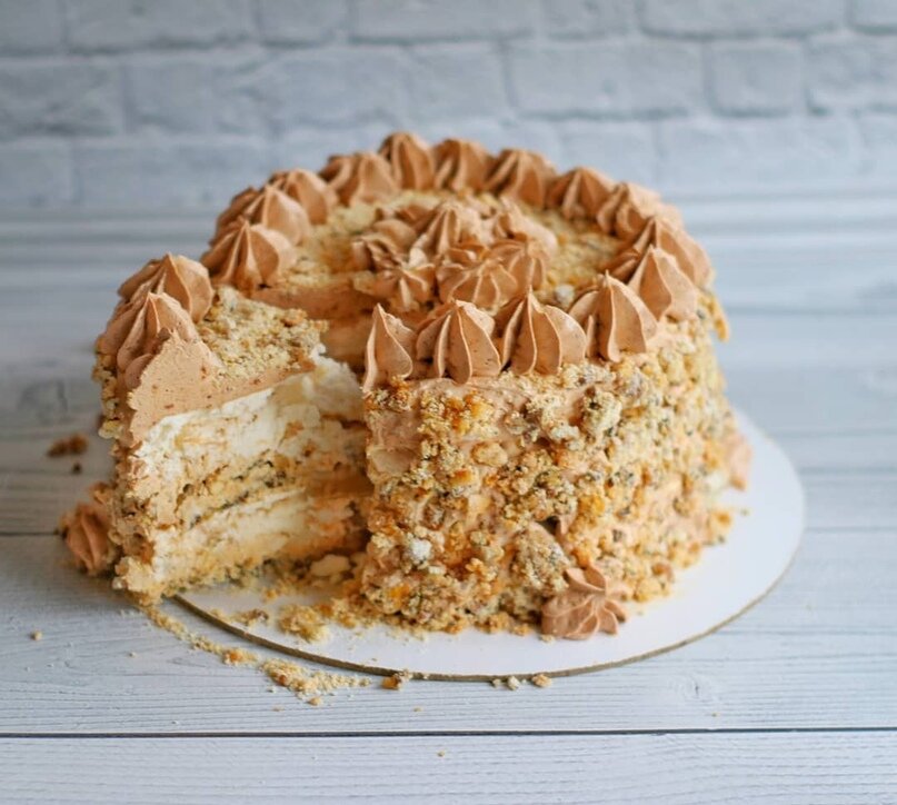 Рецепт ореховых коржей: 250 гр соленого арахиса
170 гр сахара
70гр муки
75 гр сахарной пудры
300 гр белка
Смешиваем порубленный соленый арахис с мукой. Белки взбиваем до пиков и "дождиком" добавляем сахар , а следом сахарную пудру. Взбиваем до жестких пиков. Аккуратно лопаткой вмешиваем сухие ингридиенты во взбитые белки.
Печем сразу все корди одновременно при t 140-150С. Печем около 2 часов. Если вдруг коржики начали румянится , уменьшаем температуру. Духовку открывать нельзя!!!
С этой партии у вас должно получиться 7-8 коржей диаметром 16-18см.
.
Для данного торта идеально подходит крем Шарлотт.
250 мл молока соединяем в сотейнике с 250 гр сахара. Подогреваем так, чтоб растворился сахар. Но не кипятим!!! 8 желтков взбить и помешивая, добавляем в теплое сладкое молоко. Доводим до 85С и снимаем с огня. Можно добавить ванилин. Охлаждаем.
.
После того как яичная масса остынет , взбиваем 400гр масла добела и по чуть-чуть добавляем яичный соус.
.
Прослаиваем коржи и убираем в холодильник минимум на 8 часов.
.