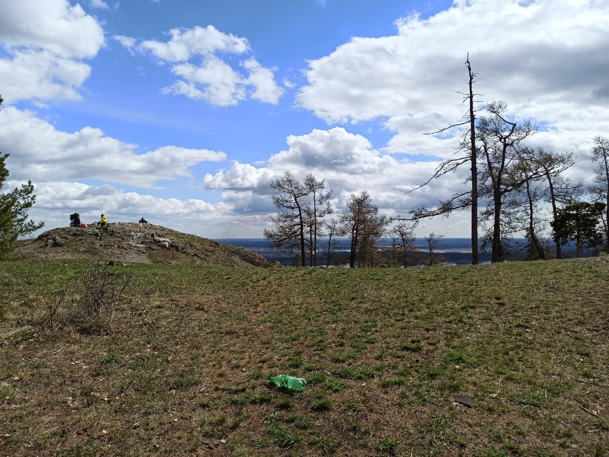 Личное фото автора. Единственное от чего нельзя абстрагироваться - это люди-свиньи. Что бы вы понимали - это горная вершина. Бутылку и другой мусор люди сюда принесли. Очень удобно: полюбовались красотами страны и оставили свой след.