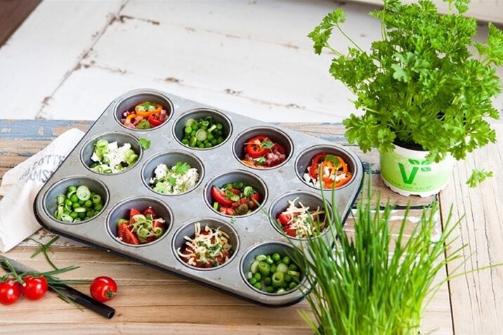 Овощи ( перец болгарский, помидоры, зелень по вкусу, петрушка, лук, кинза, укроп, зелёный горошек, лук порей, сыр, бекон, тофу.