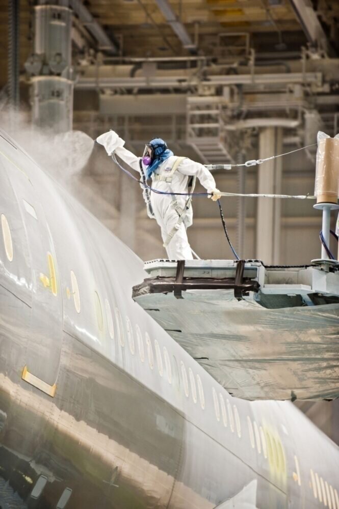 Нанесение краски на фюзеляж. Фото: Boeing