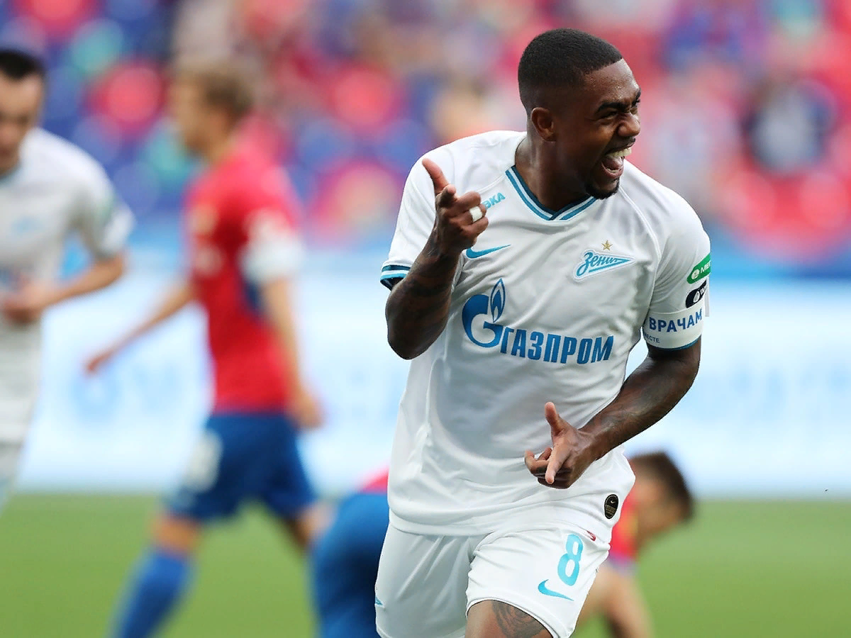 Кто-то играл, кто-то смеялся...