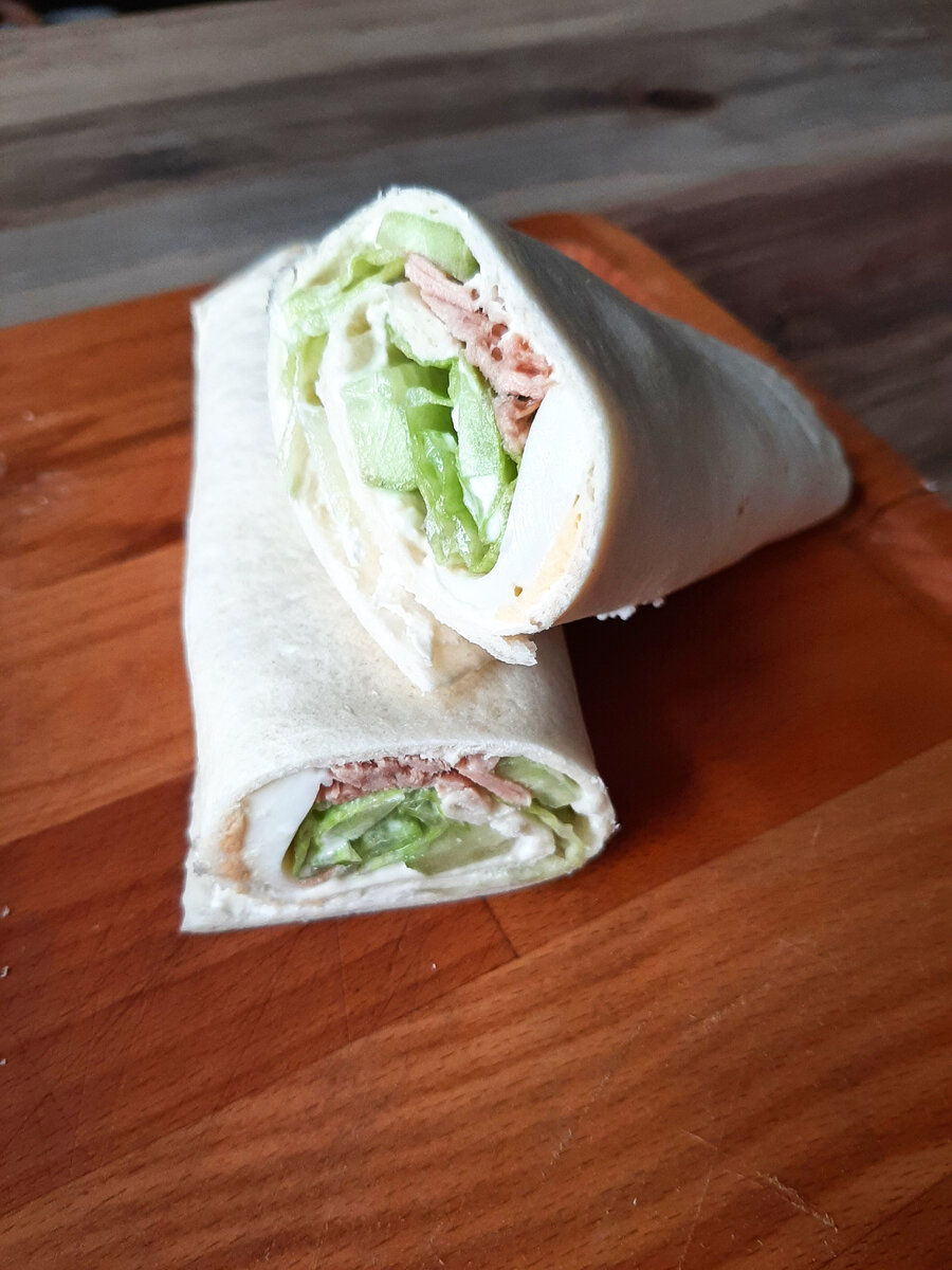 Ролл с тунцом и яйцом в мексиканской лепешке, фото автора.