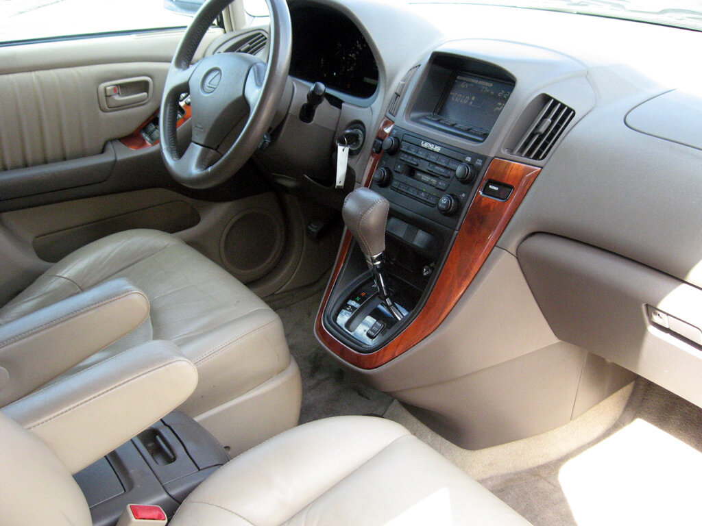 Кожа салона исполнена в бежевом цвете, есть комплектации со вставками «Косточка» на рулевом колесе и ручке селектора. 