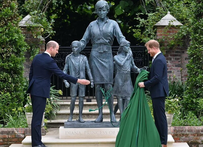 принцы Уильям и Гарри открыли памятник принцессе Диане