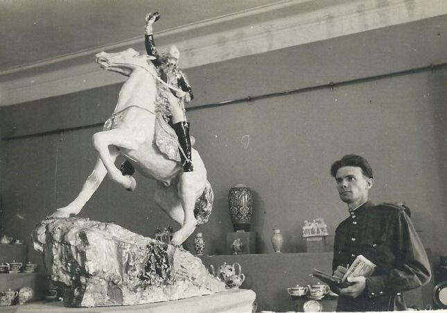 Василий Боголюбов. Скульптура «Суворов». Вербилки. Фотограф В. Мусинов. Аукцион «КовчегЪ». Источник: ru.bidspirit.com
