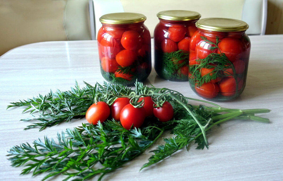 консервация томата черри. помидоры маринованные с морковной ботвой. консервирование помидоров. помидоры соленые. помидоры на зиму.