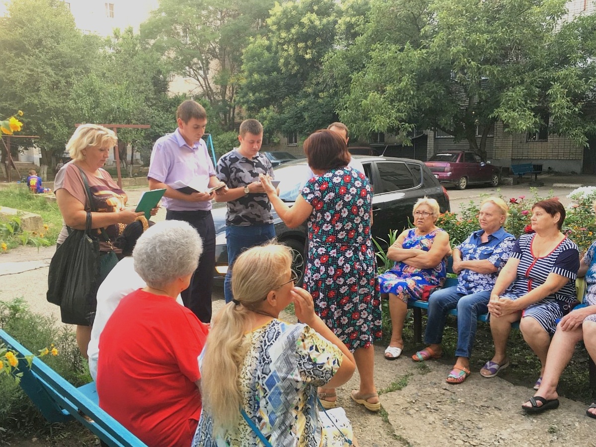 Как правило, на встречу с кандидатом собираются, только пенсионеры, так как молодое поколение вообще не верит тому, что будущие "политические деятели" хоть что-то сделают из того, что наобещали. 