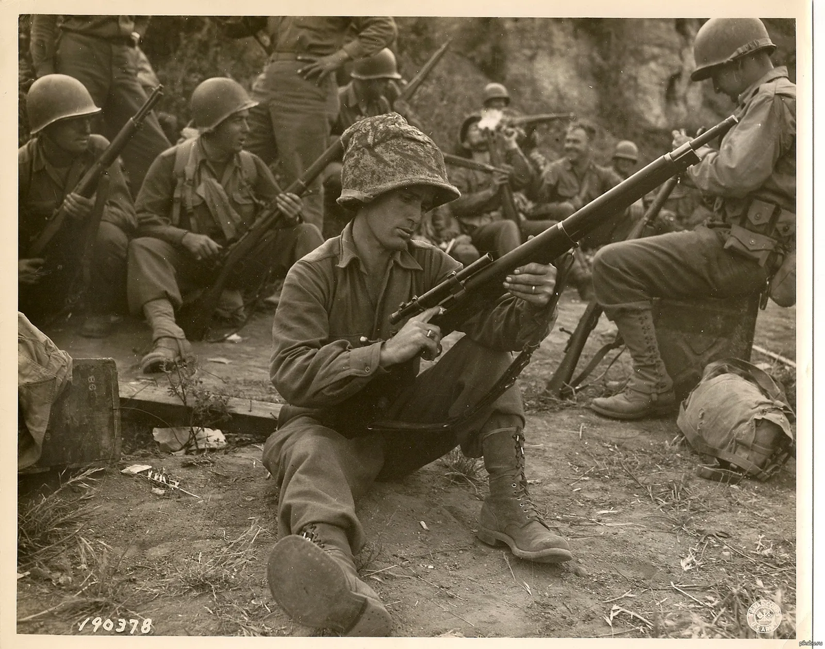 Когда вторая мировая стала мировой. Солдат с винтовкой Springfield m1903. Американские солдаты второй мировой войны. Американский снайпер 2 мировой войны.