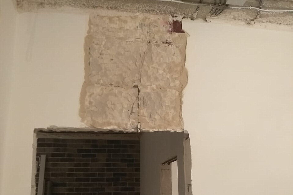Трещины на стене на стыке стены и гипсокартона.