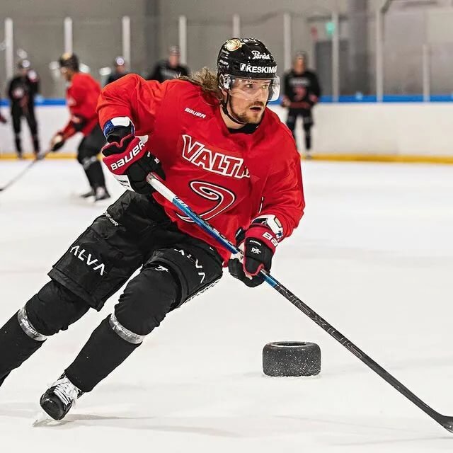 Собственно, Роберт Рооба. Только здесь моложе.  