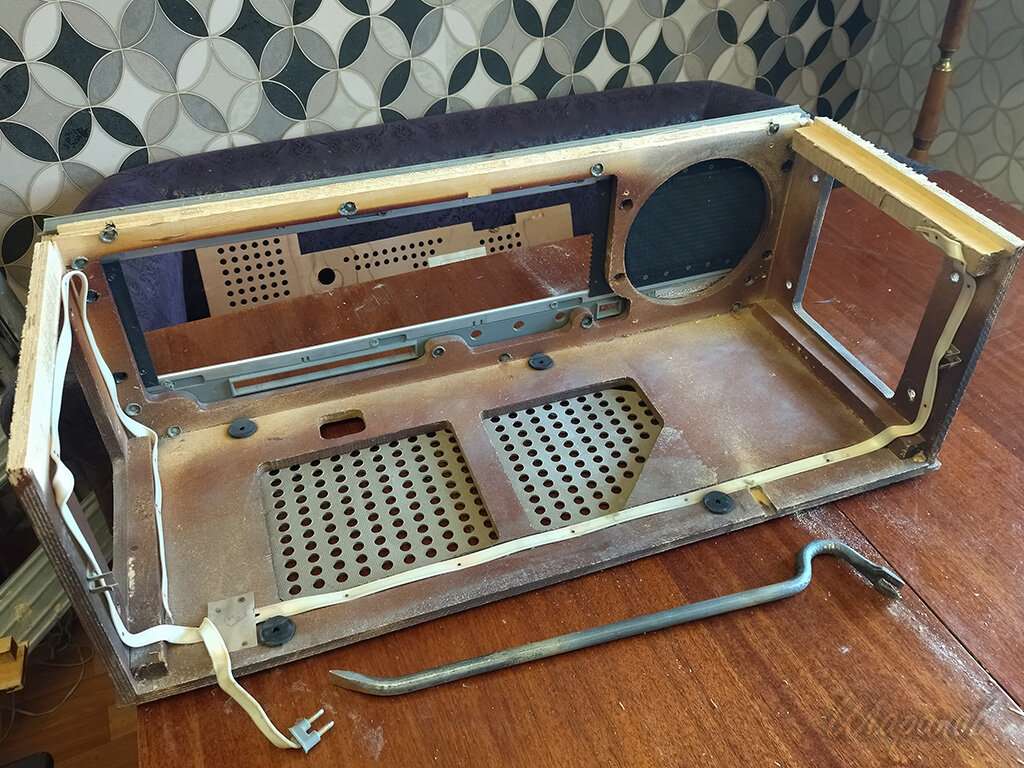 Боковые стенки держались на винтах, а для верхней панели потребовалась фомка.