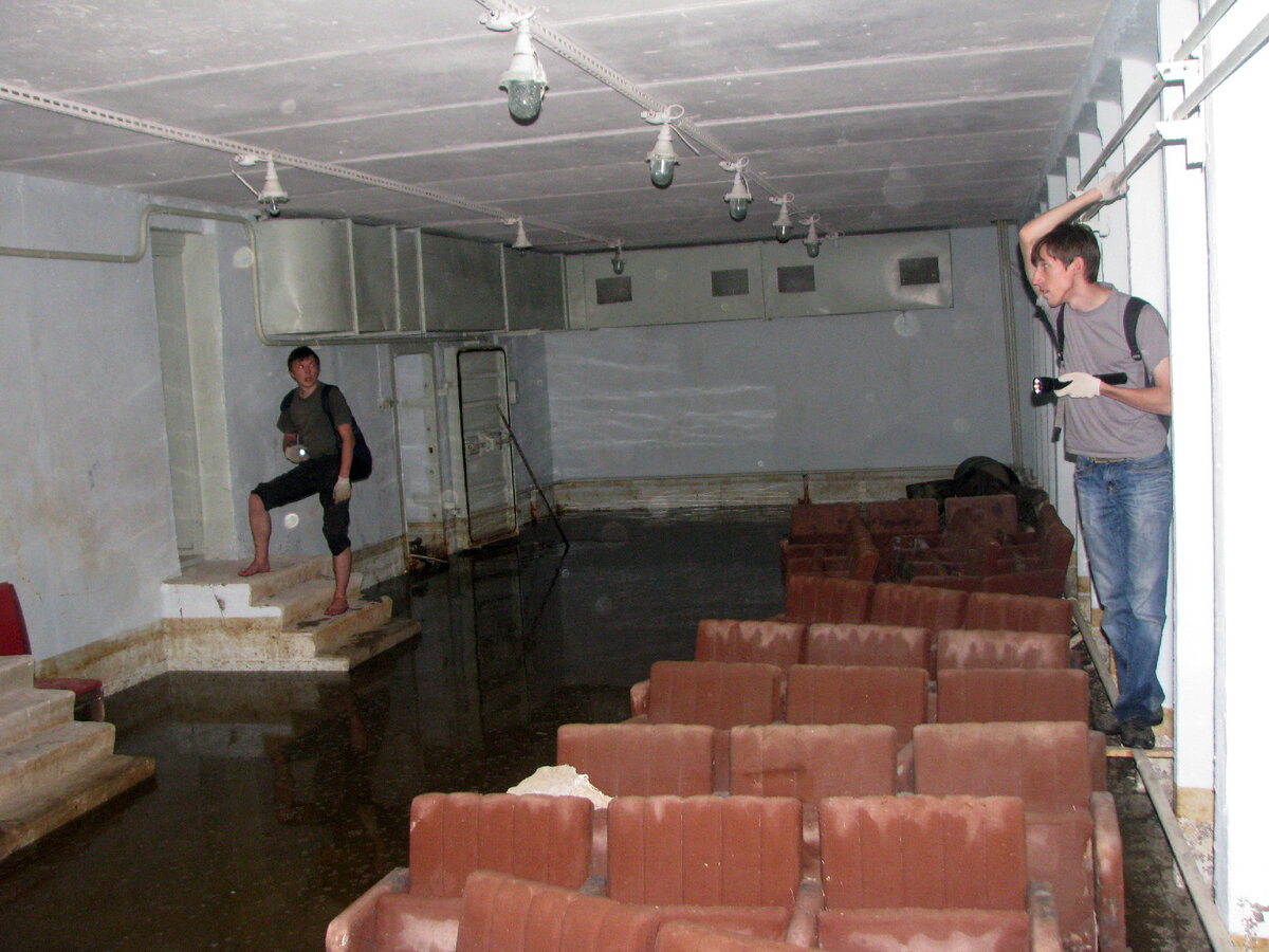 Мы шли по-щиколотку в воде, чтобы увидеть заброшенный советский бункер |  Покинутый край | Дзен