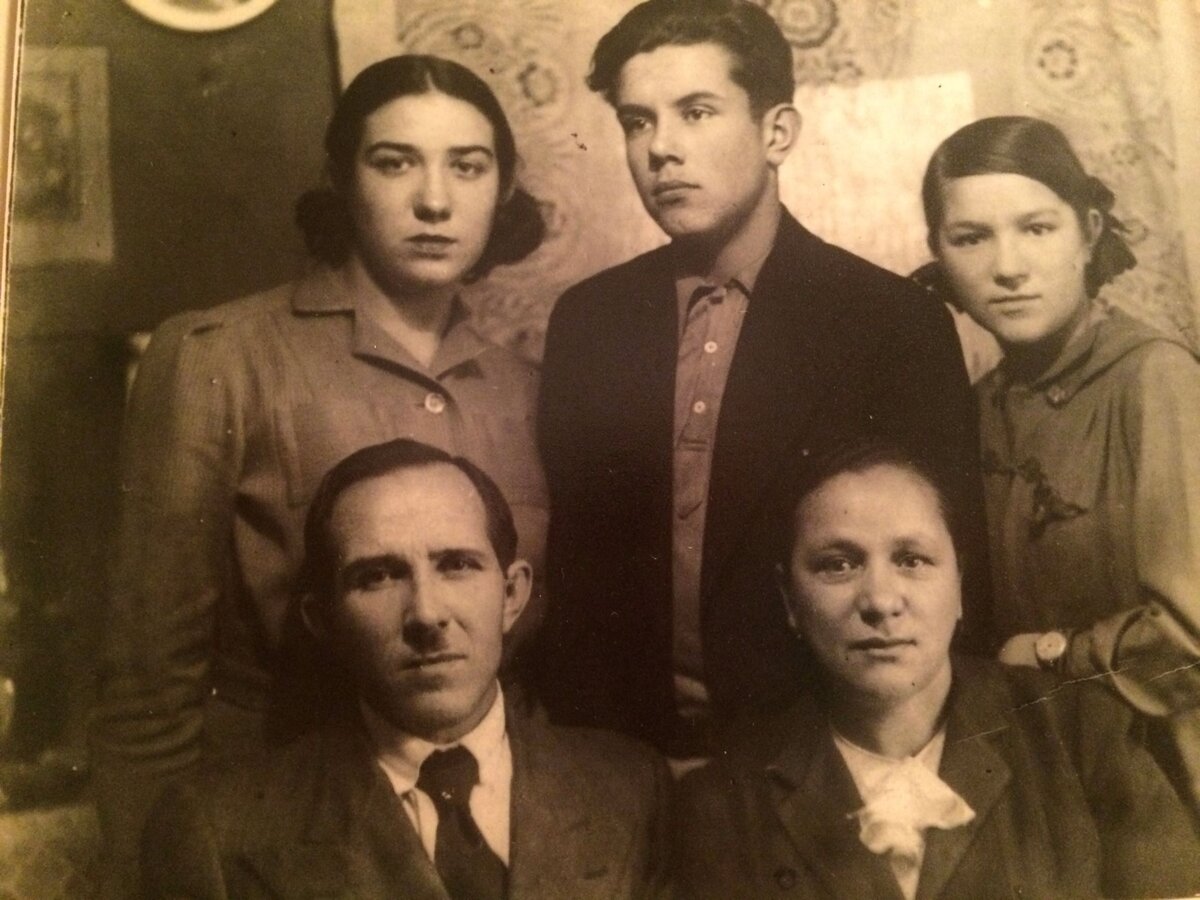 Вешняки. Мамина семья. Внизу дедушка - Душин Александр Иванович, погибший в 1943 году под Смоленском, рядом с ним бабушка - Прасковья Ивановна. Наверху старшая мамина сестра Маша, брат Коля, погибший в 1942 году под Ленинградом. Справа, с бантиками, - мама. Фото 1940 года.