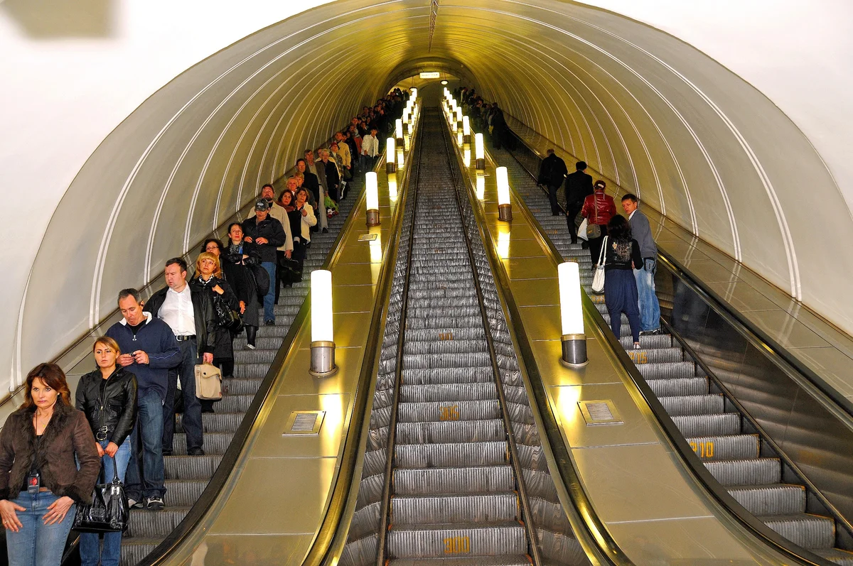 Золотые вещи метро. Московский метрополитен эскалатор. Эскалаторы Московского метро. Московский метрополитен. Траволаторы. Эскалатор мосметро.