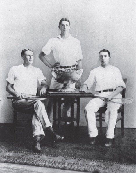 Команда США–победительница в первом матче Кубка Дэвиса против Британских островов в 1900 году: (слева направо) Малкольм Уитмен, Дуайт Дэвис и Холкомб Уорд.