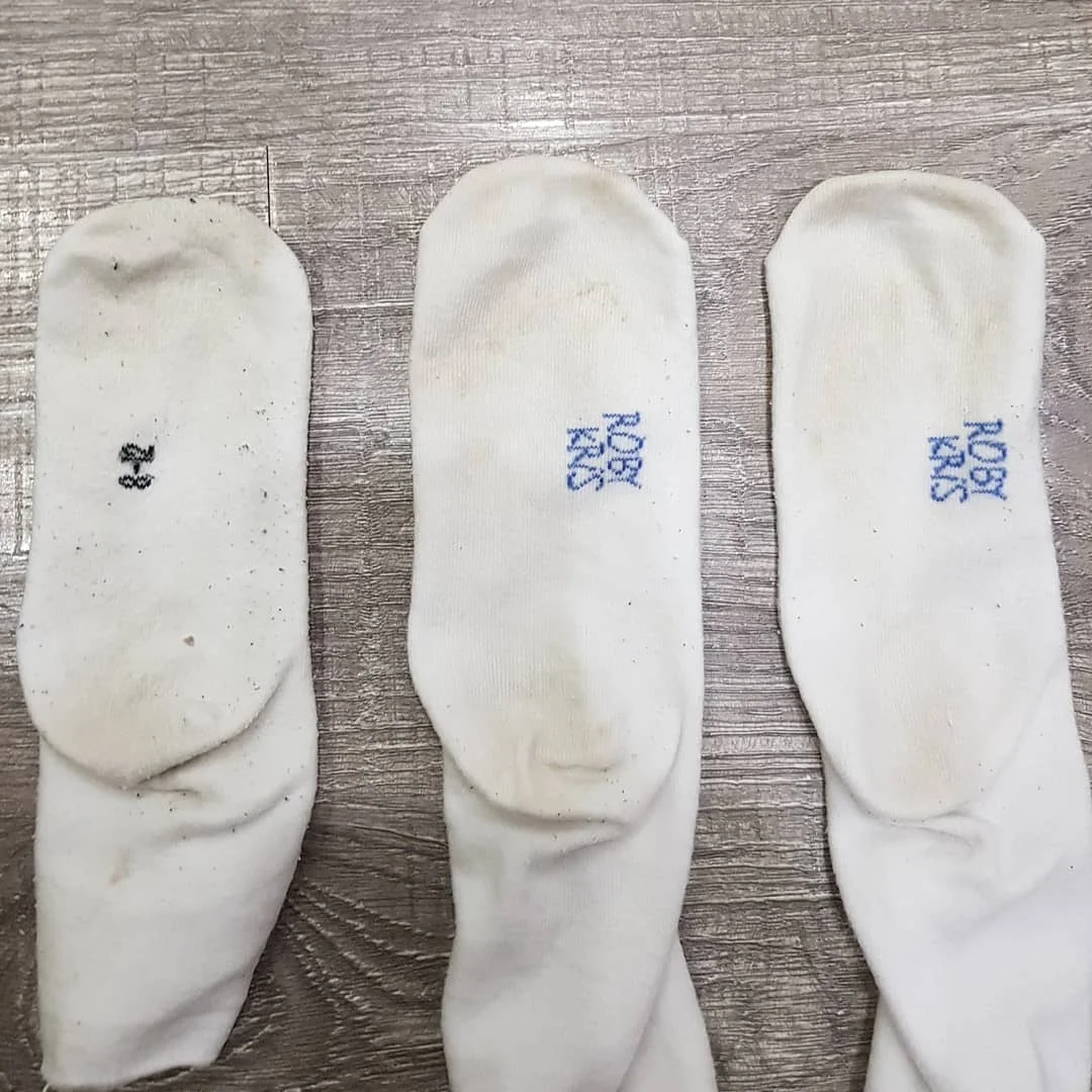 Чем отстирать белые носки от черноты. Носки белые на фоне Дубая. Почему носки белые пачкаются на полу.