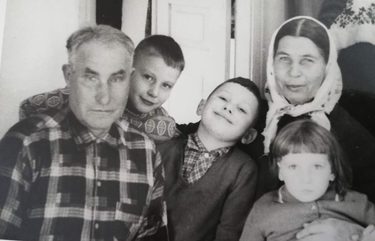 1970-е годы, Соловьёвка, Пугачёв Михаил Павлович с женой Анной Тимофеевной и внуками