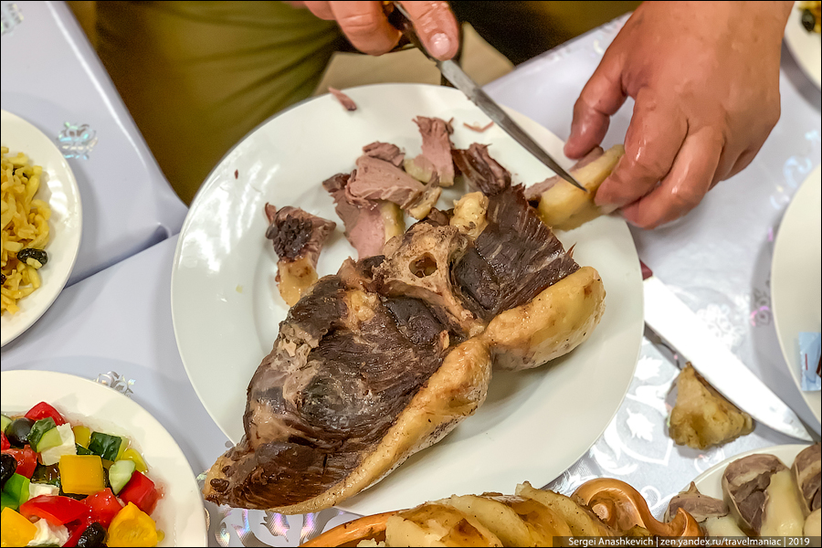 Зачем казахи кладут в бешбармак голову барана и что они с ней потом делают5