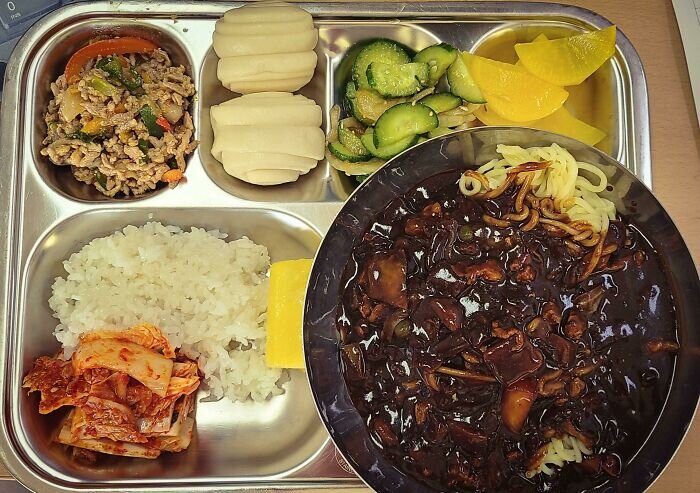 Источник: https://www.reddit.com/r/pics/comments/rdzv20/heres_my_awesome_korean_school_lunch_schools_have