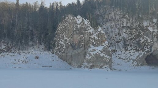 Едем по красноярскому морю, заходим в пещеры