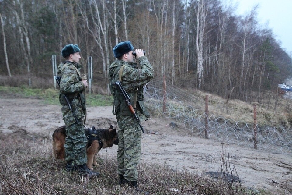 Служба без контракта. Пограничные войска ФСБ РФ. Пограничная служба Алтайский край. Погран войска ФСБ России. Пограничник ФСБ РФ.