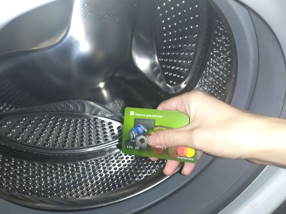 Как очистить одежду и стиральную машину, если подгузник случайно постирался в машине?