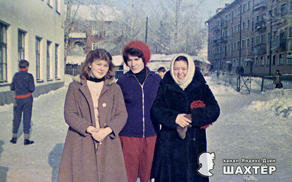 Фото автора. 10-й класс. Одноклассницы с классным руководителем.