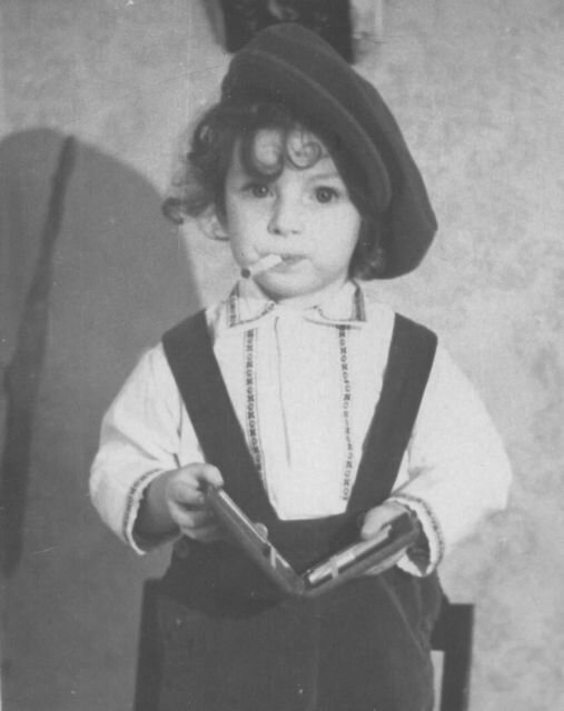 Курить я начал с 3-х лет... Нет, не так! Начать надо так: 3+. И дальше: Граждане и бывшие товарищи! Курение вредит вашему здоровью! У нас на даче в Сестрорецке одна капля никотина убила лошадь... И теперь можно сначала: Курить я начал с 3-х лет, благо, под рукой всегда был папин "Беломор". Один щелчок портсигара чего стоил! И курил бы всю жизнь, если бы в 5 лет не научился читать. Не энциклопедию сразу, как некоторые продвинутые из профессорских семей, а детские книжки. И пошло: что ни сказка, что ни стишок - сплошные страшилки! "Дядя Стёпа утром рано быстро вскакивал с дивана. Окна настежь открывал, душ холодный принимал..." Бррр... Волк сожрал Кр. шапочку вместе с бабушкой, кого-то там в котле с кипятком утопили, принцессу отравили, другой горошину подсунули... А когда дело до Барто дошло - это же вообще кошмар. Оторвали мишке лапу, бычка не покормили на ферме, идёт, качается, вот-вот упадёт... Рассказал ребятам во дворе. Мишка из 5-й квартиры мне по лбу дал за "лапу". Так лапой и дал. А Колька Антонов объяснил, что к чему. Не читай, говорит, ты этих писателей, они все пьяницы, как мой папаша, и все обкуренные. Давай, говорит, курить бросим, а не то ещё поэтами станем. Вот тут-то я и задумался. И как раз мы на дачу поехали, и там эта трагедия с лошадью! На наших глазах, почти как бычок. Стояла-стояла, и упала. Где я стоял, там и растоптал своим сандалием последнюю беломорину! Потом, правда, не послушался Кольку, писателем стал, закурил, конечно, но вовремя бросил, в 37. Когда узнал, что все писатели и поэты обычно именно к этому возрасту набирают первую каплю никотина. И дожил, дурак, до 74-х. А почему? Да потому, что один умный человек сказал, не Колька, который давно помер, что лучше рюмку водки за ужином, чем пачку сигарет в день. Ой, чтой-то я? Граждане и бывшие товарищи! Алкоголь вредит вашему здоровью! 74+