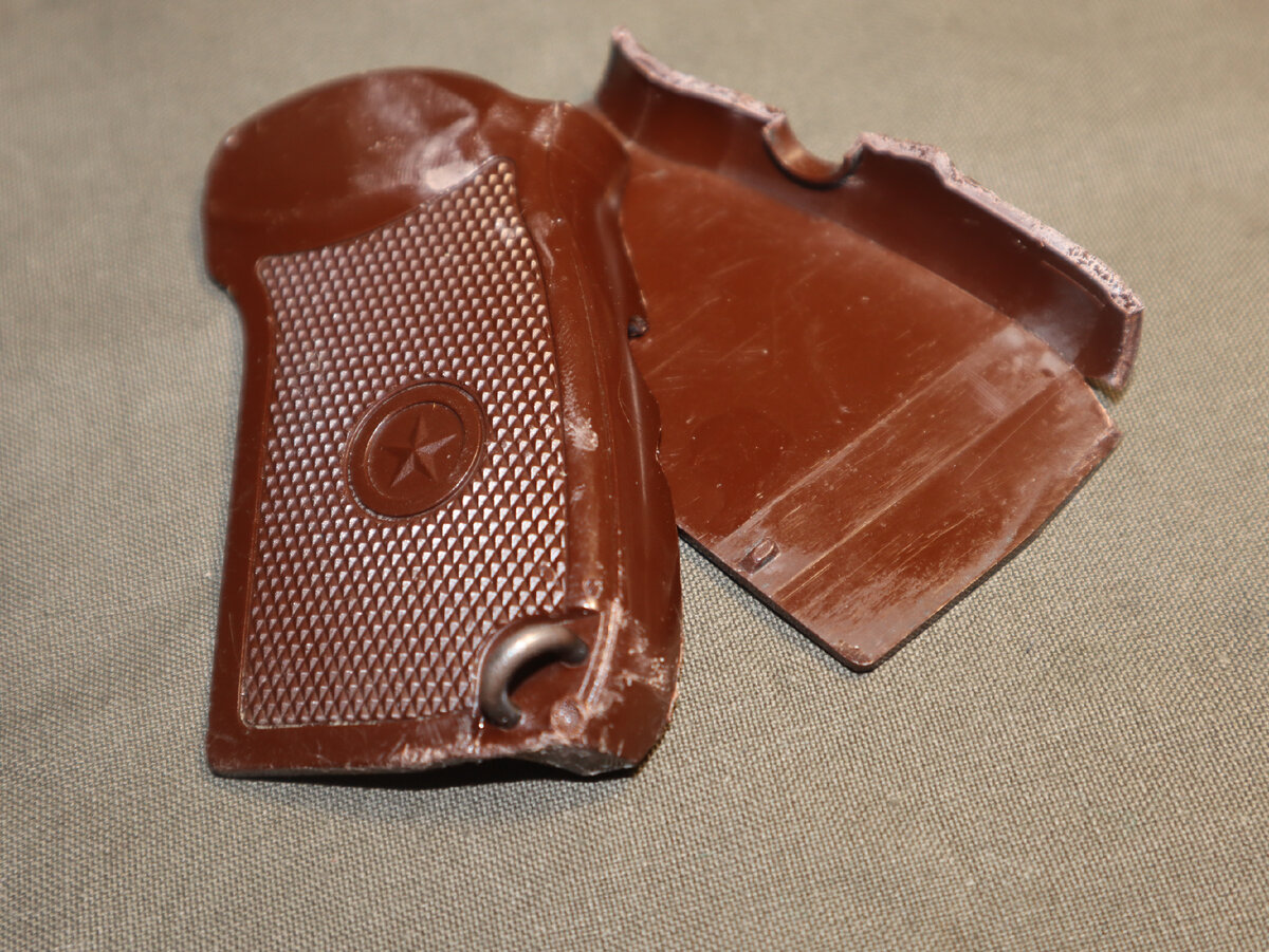 Рукоятка сломана. На одной из половин не хватает части