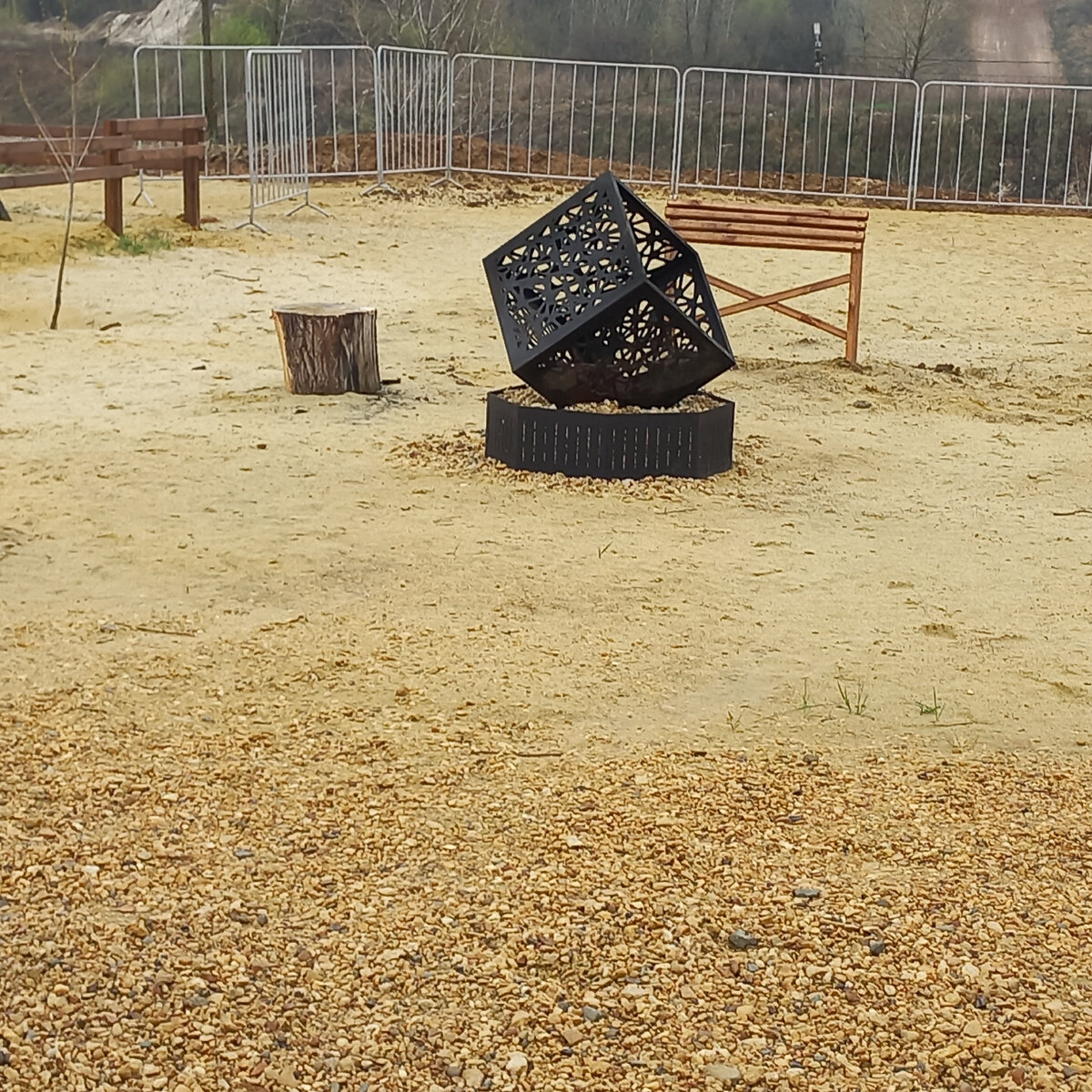 Вот такой квадратик, рядом с ним ещё качели были.