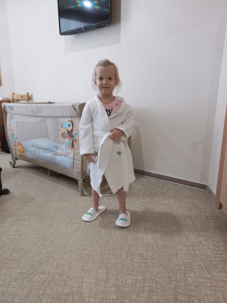 Варя в личных халате и тапочках. Номер семейный.