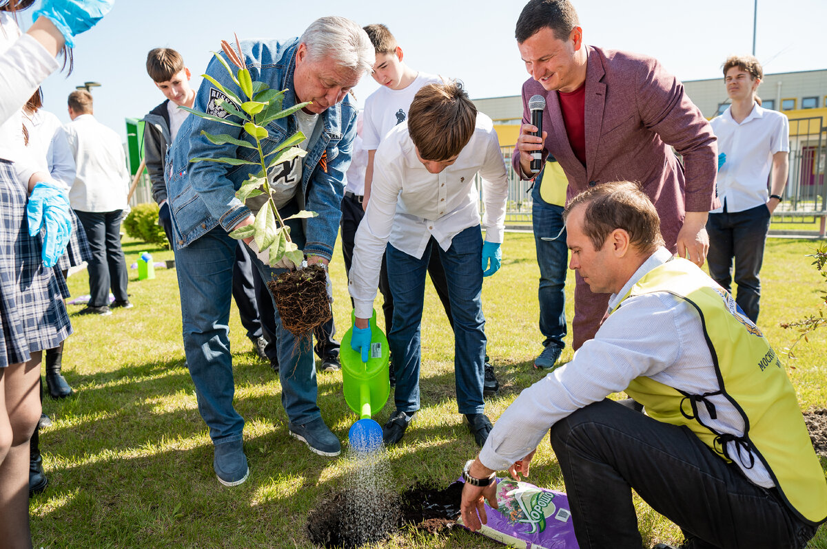Александр Сергеевич Якушев вместе с учащимися сажает дерево