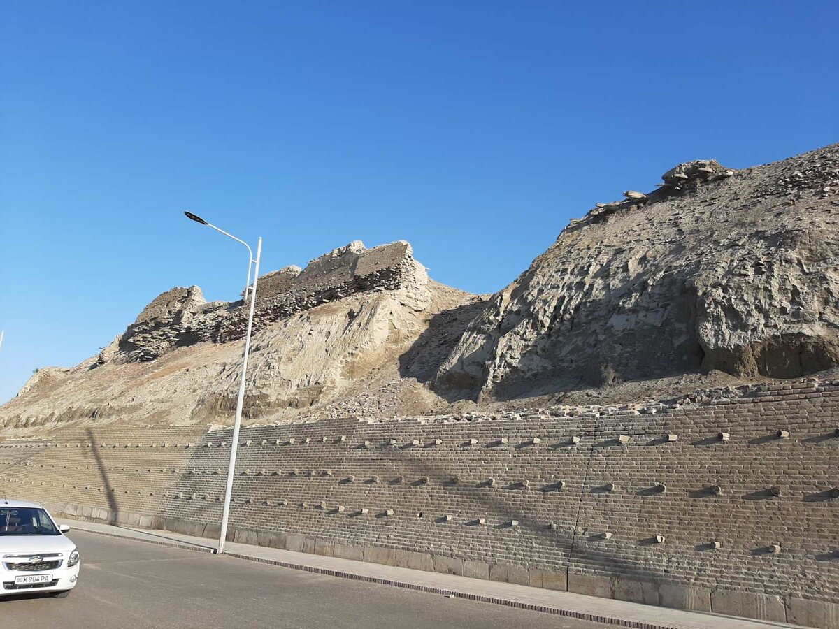 Крепости Цитадель Арк - вид сзади, реставрация только части крепости снизу