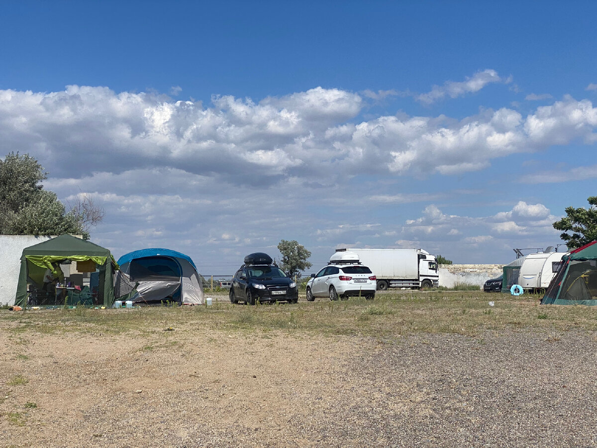 На западном побережье очень мало застройки на берегу, в отличие от ЮБК, и потому кемпинги просторнее, но и растительности здесь гораздо меньше