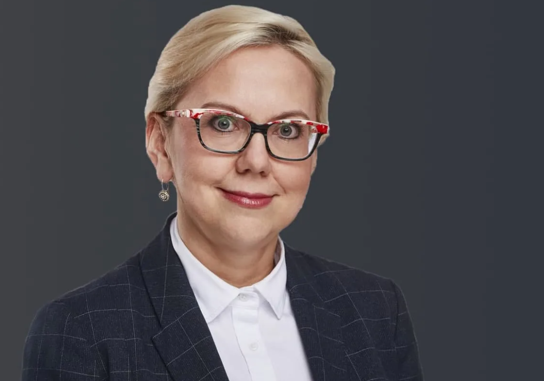 Анна Москва. Крайне странно, что с такой фамилией ее взяли в правительство в такой русофобской стране как Польша. Наверное умная очень.