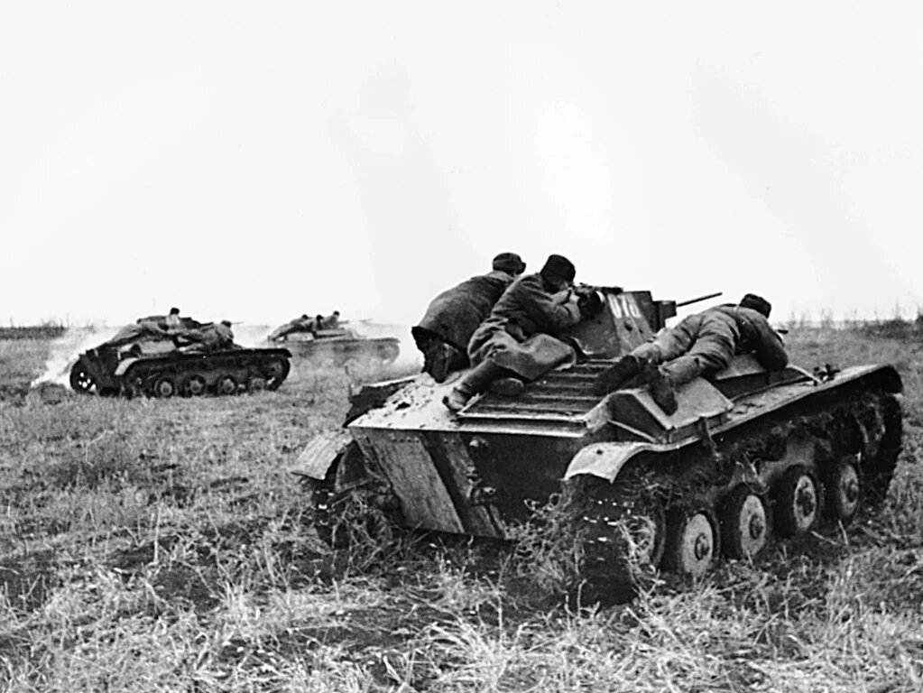 Танк Т-60 с пехотой на броне идет в бой.