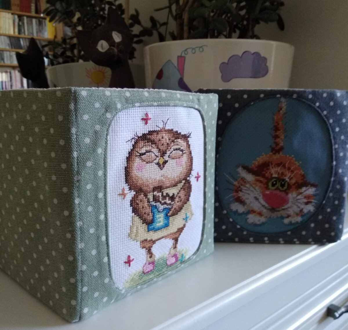 В декоре использованы авторски переработанные наборы для вышивания "Шоколадные дольки в серебряной фольге" (арт. C233) от РТО и "Первый снег" (арт. 085) от Алисы.