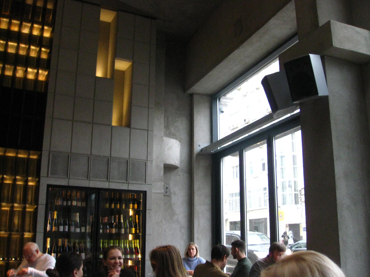 Ресторан "She" Ксении Собчак находится в городе Москве, на ул. Большой Никитской. Еда изысканная, посетителей много