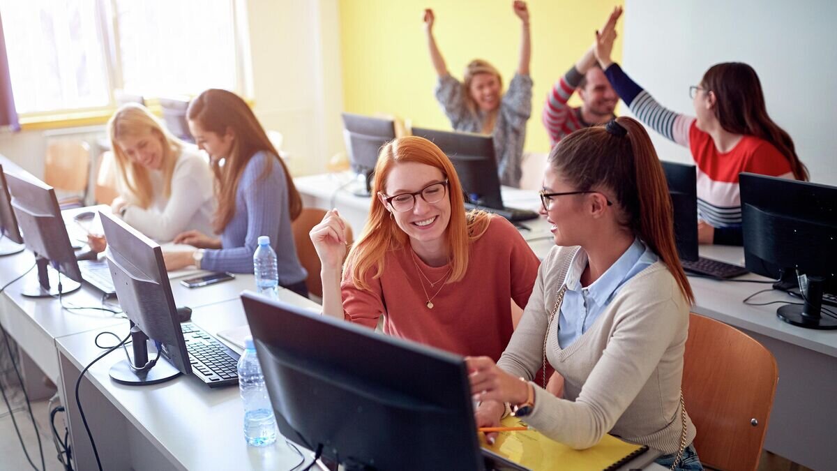    Студенты в аудитории© Depositphotos / luckybusiness